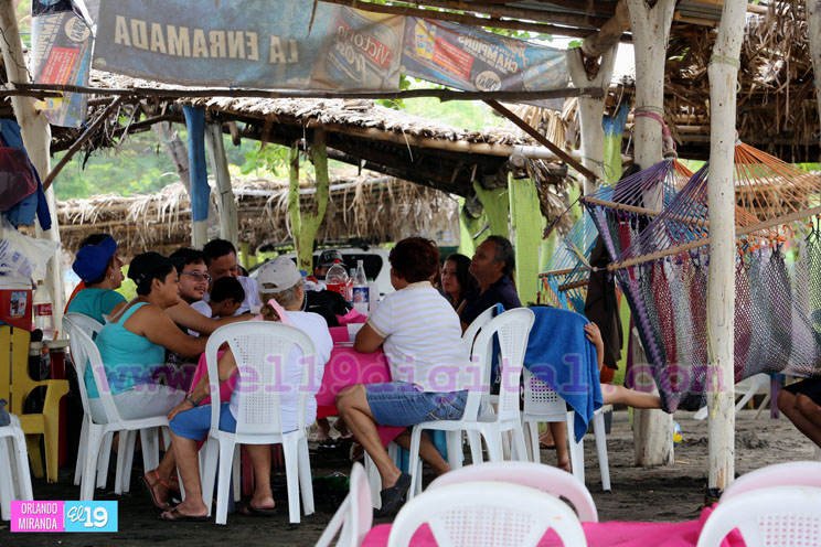 Familias disfrutan de fin de semana festivo en playas nicaragüenses