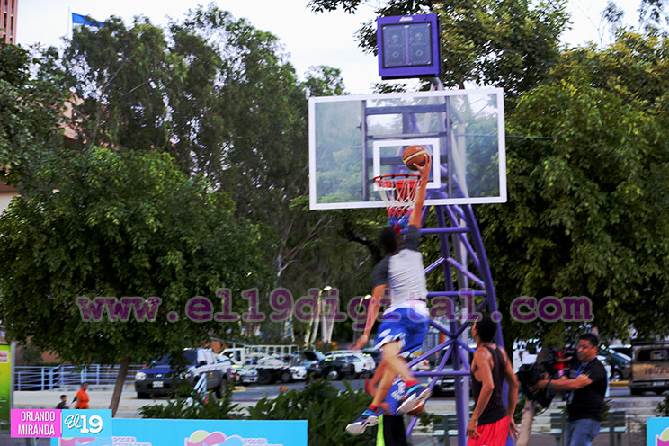 Espectaculares clavadas en torneo de baloncesto organizado por el MDAA