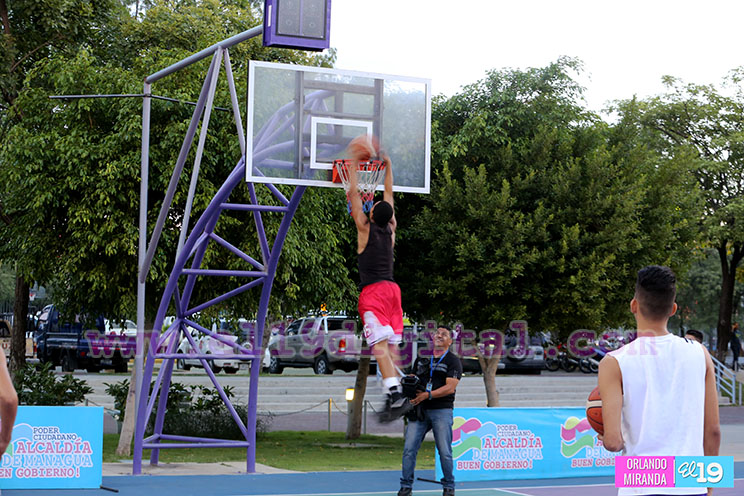 Espectaculares clavadas en torneo de baloncesto organizado por el MDAA