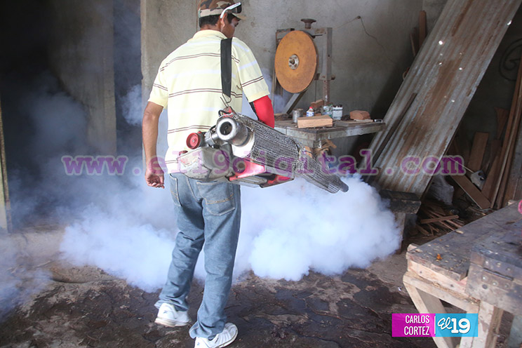 Fumigan viviendas en el barrio Augusto C. Sandino