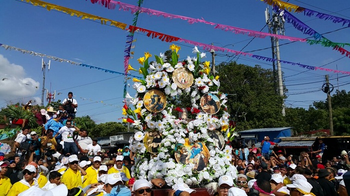 Devotos y tradicionalistas acompañan en su regreso a Las Sierritas a Santo Domingo de Guzmán