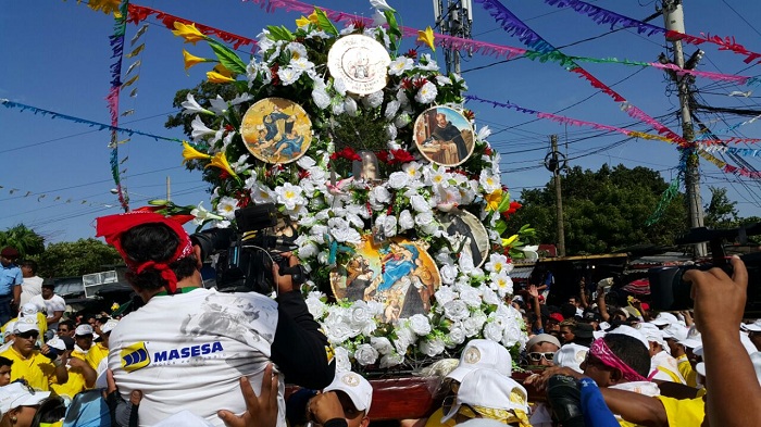 Devotos y tradicionalistas acompañan en su regreso a Las Sierritas a Santo Domingo de Guzmán