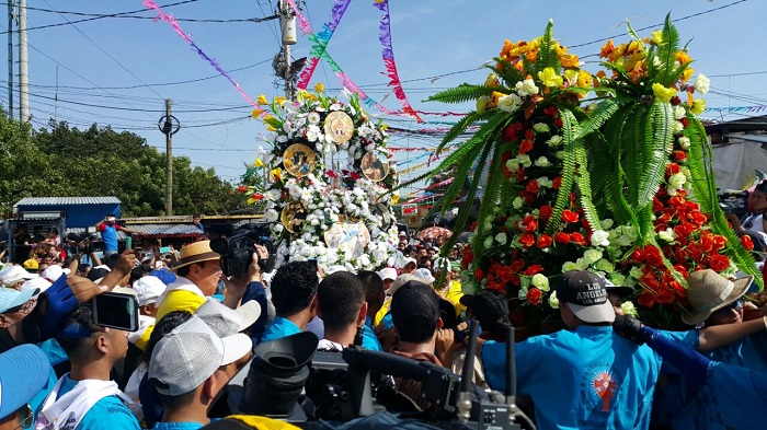Devotos y tradicionalistas acompañan en su regreso a Las Sierritas a Santo Domingo de Guzmán