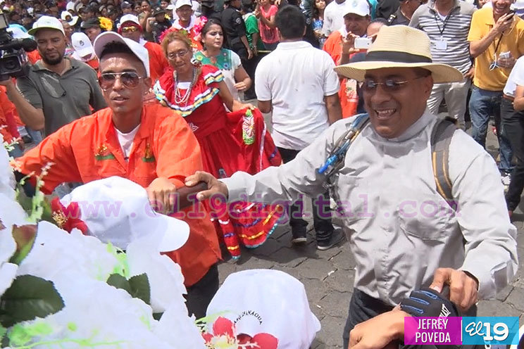 Devotos y tradicionalistas acompañan en su regreso a Las Sierritas a Santo Domingo de Guzmán