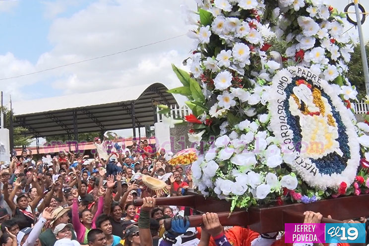 Devotos y tradicionalistas acompañan en su regreso a Las Sierritas a Santo Domingo de Guzmán