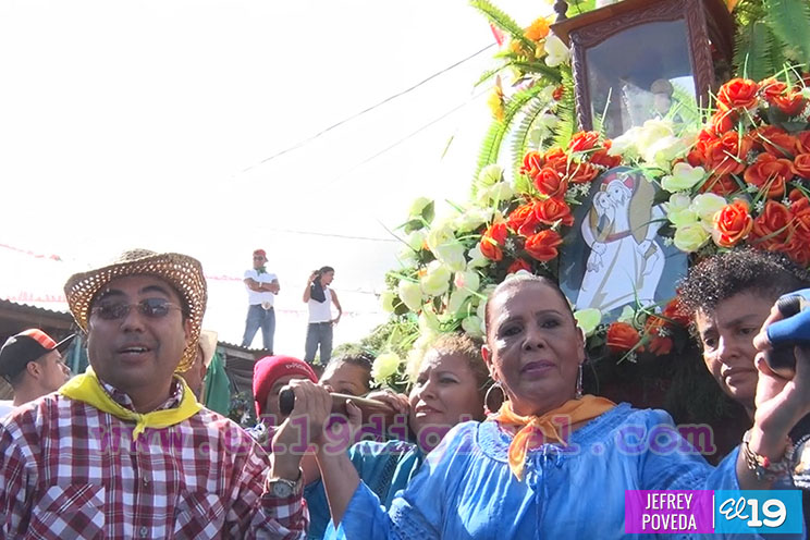 Devotos y tradicionalistas acompañan en su regreso a Las Sierritas a Santo Domingo de Guzmán