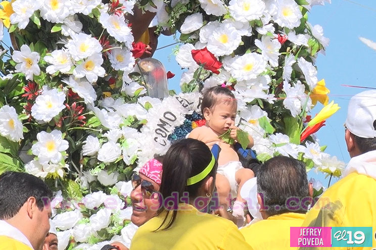 Devotos y tradicionalistas acompañan en su regreso a Las Sierritas a Santo Domingo de Guzmán