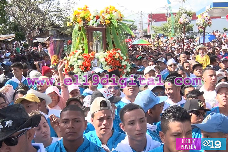 Devotos y tradicionalistas acompañan en su regreso a Las Sierritas a Santo Domingo de Guzmán