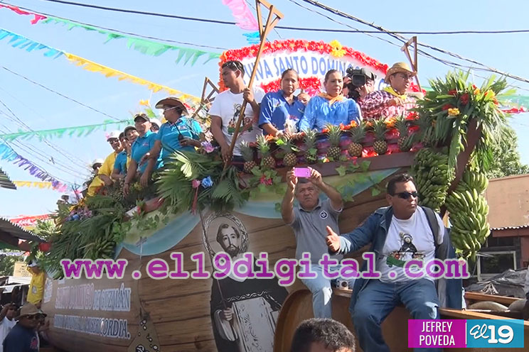 Devotos y tradicionalistas acompañan en su regreso a Las Sierritas a Santo Domingo de Guzmán