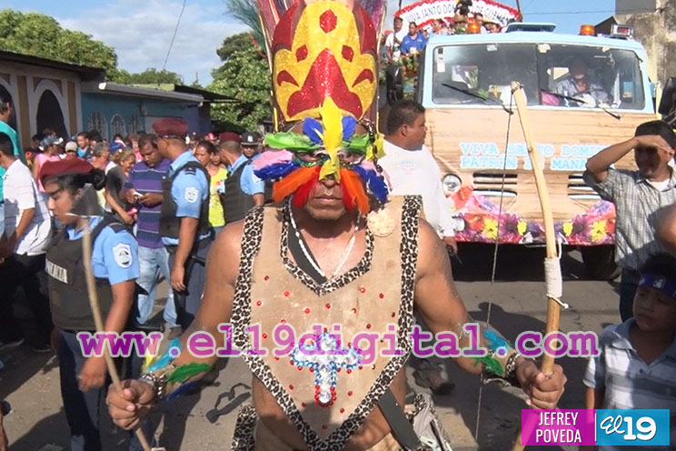 Devotos y tradicionalistas acompañan en su regreso a Las Sierritas a Santo Domingo de Guzmán