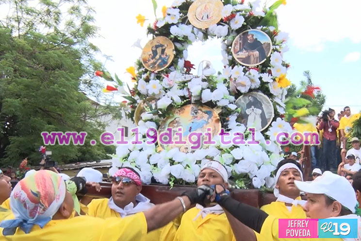 Devotos y tradicionalistas acompañan en su regreso a Las Sierritas a Santo Domingo de Guzmán