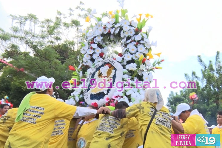 Devotos y tradicionalistas acompañan en su regreso a Las Sierritas a Santo Domingo de Guzmán