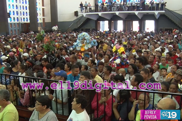 Devotos y tradicionalistas acompañan en su regreso a Las Sierritas a Santo Domingo de Guzmán