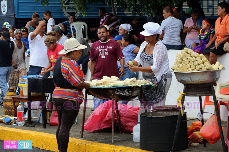 Sombreros, cintas y cohetes, productos alusivos a Santo Domingo