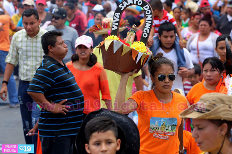 Sombreros, cintas y cohetes, productos alusivos a Santo Domingo