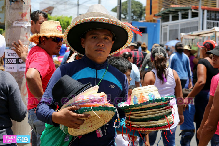 Sombreros, cintas y cohetes, productos alusivos a Santo Domingo