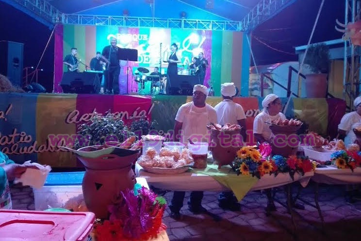 Familias disfrutan las Comiditas Buenas, Bonitas y Baratas en el Parque de Ferias