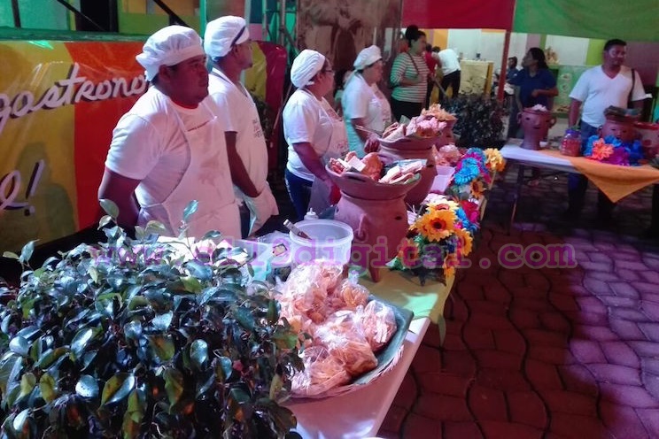 Familias disfrutan las Comiditas Buenas, Bonitas y Baratas en el Parque de Ferias
