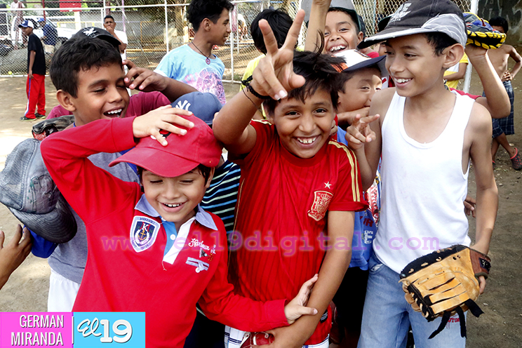 Niños saludan Natalicio del Comandante Fidel Castro y Tomás Borge jugando béisbol