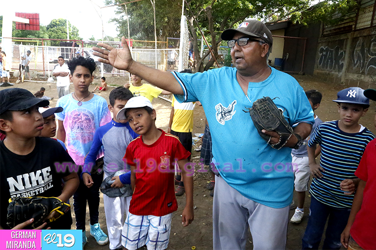 Niños saludan Natalicio del Comandante Fidel Castro y Tomás Borge jugando béisbol