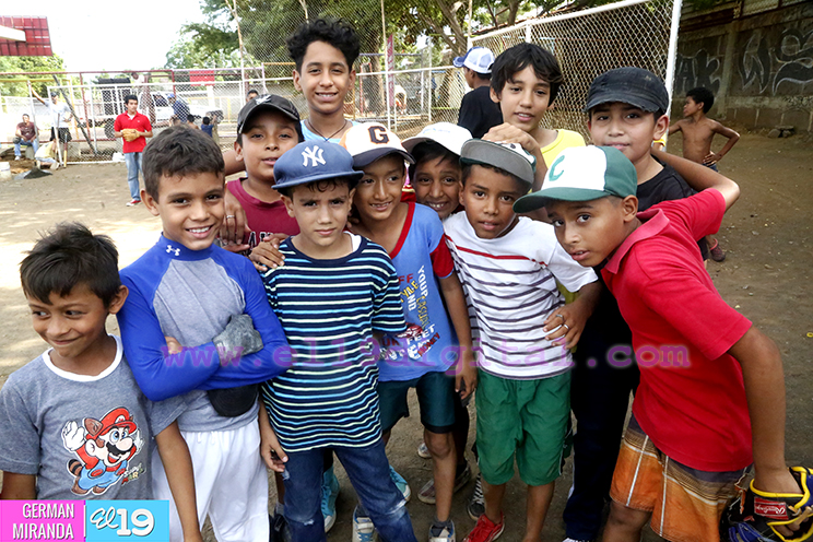 Niños saludan Natalicio del Comandante Fidel Castro y Tomás Borge jugando béisbol