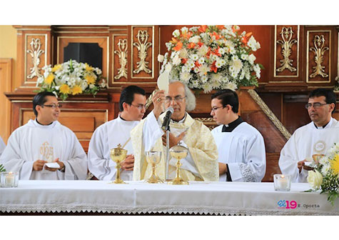 Santo Domingo baja a su peaña en las vísperas de su peregrinación hacia la capital