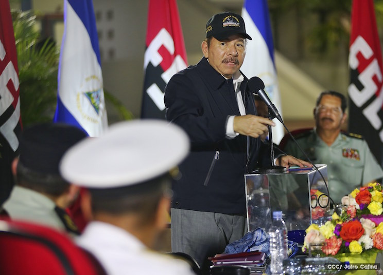 Daniel y Rosario encabezan acto del 36 aniversario de la Fuerza Naval