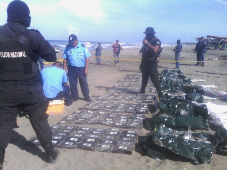 Fuerza Naval captura lancha con 271 tacos de cocaína