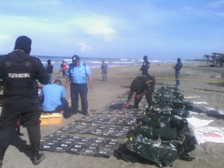 Fuerza Naval captura lancha con 271 tacos de cocaína