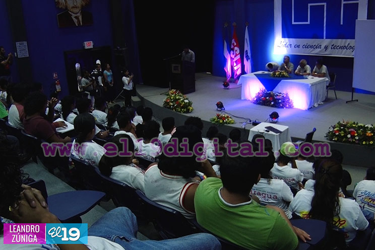 Jóvenes participan de encuentro sobre los aportes del comandante Fidel a la educación