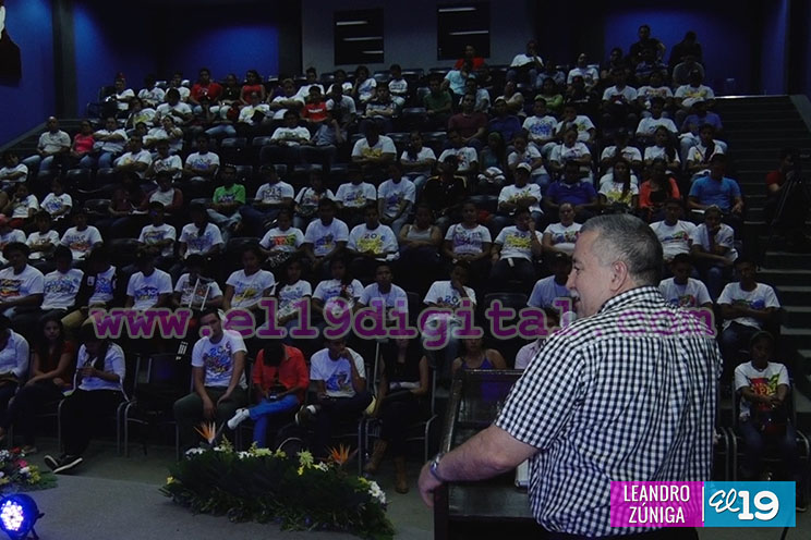 Jóvenes participan de encuentro sobre los aportes del comandante Fidel a la educación