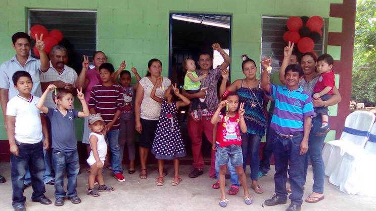 Familias de Quezalguaque felices de recibir viviendas dignas y seguras