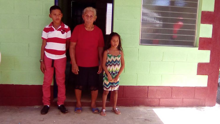Familias de Quezalguaque felices de recibir viviendas dignas y seguras