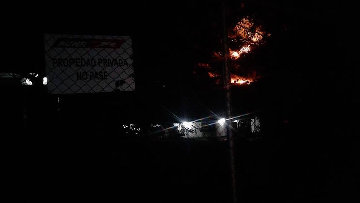 Bomberos y personal de empresa PUMA continúan trabajando para controlar incendio en tanque de petróleo 