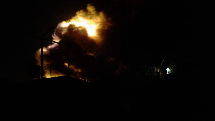 Bomberos y personal de empresa PUMA continúan trabajando para controlar incendio en tanque de petróleo 