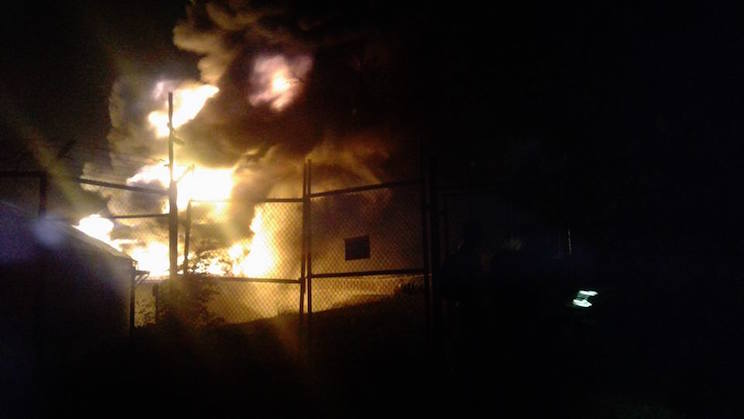Bomberos y personal de empresa PUMA continúan trabajando para controlar incendio en tanque de petróleo 