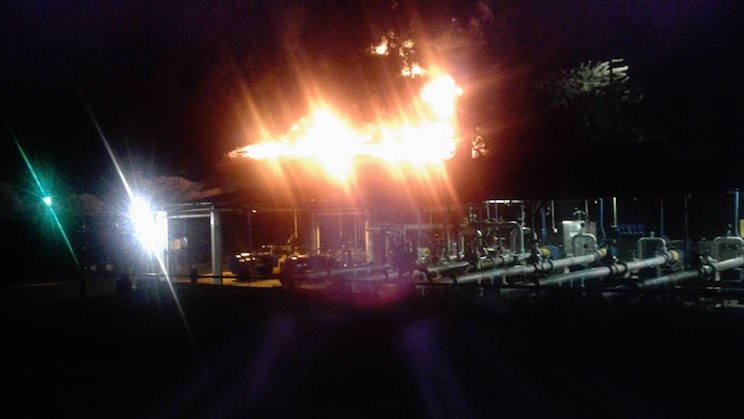 Bomberos y personal de empresa PUMA continúan trabajando para controlar incendio en tanque de petróleo 