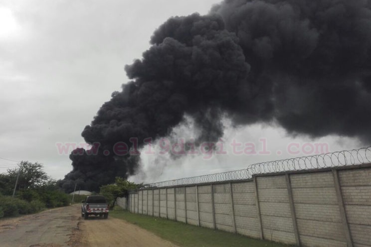 Continúan combatiendo fuego en tanque de petróleo en Puerto Sandino