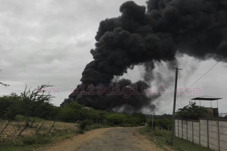 Continúan combatiendo fuego en tanque de petróleo en Puerto Sandino