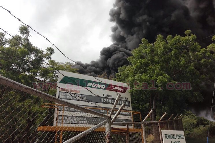 Continúan combatiendo fuego en tanque de petróleo en Puerto Sandino