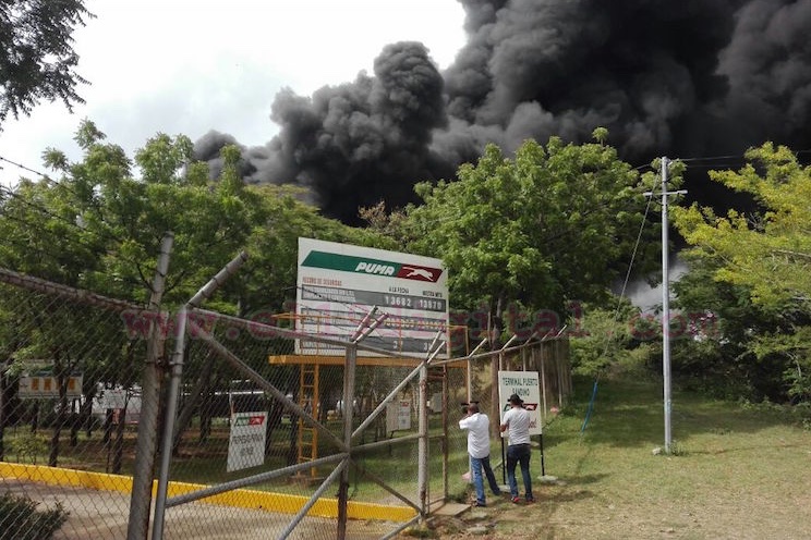 Continúan combatiendo fuego en tanque de petróleo en Puerto Sandino