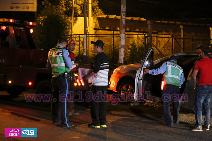 Policía Nacional en función de la seguridad vial nocturna en calles de Managua