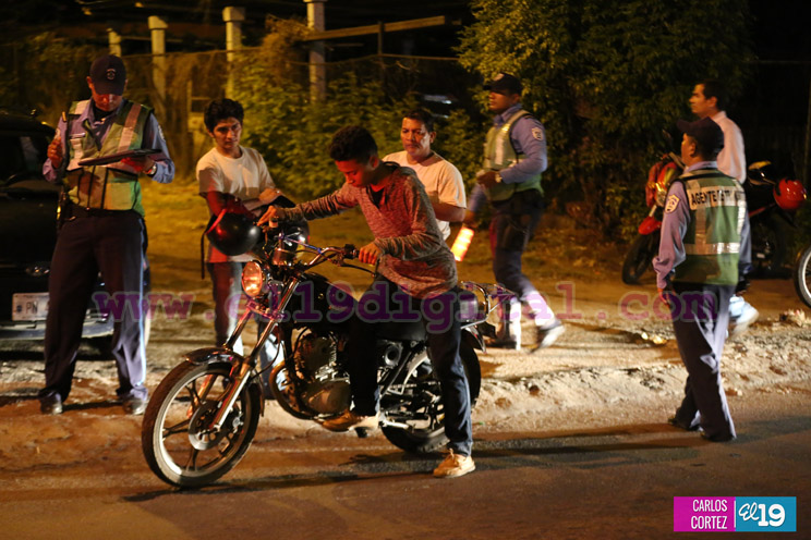Policía Nacional en función de la seguridad vial nocturna en calles de Managua