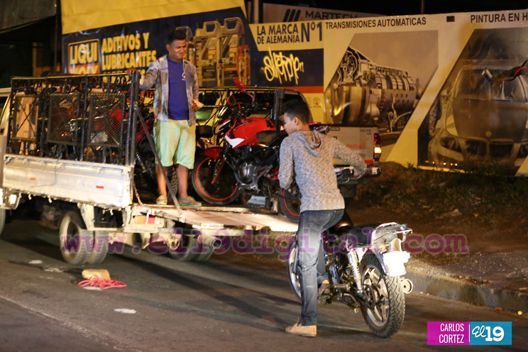 Policía Nacional en función de la seguridad vial nocturna en calles de Managua