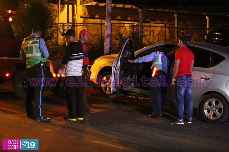 Policía Nacional en función de la seguridad vial nocturna en calles de Managua