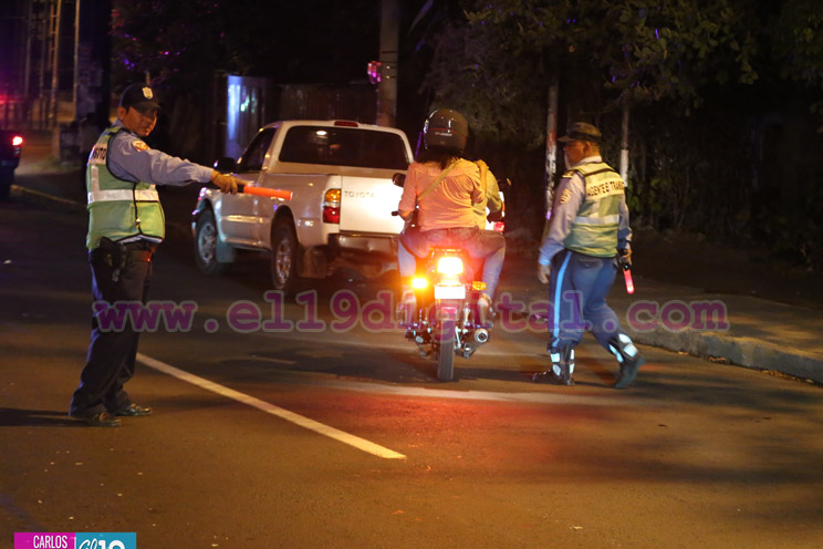 Policía Nacional en función de la seguridad vial nocturna en calles de Managua