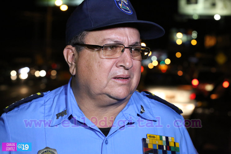 Policía Nacional en función de la seguridad vial nocturna en calles de Managua