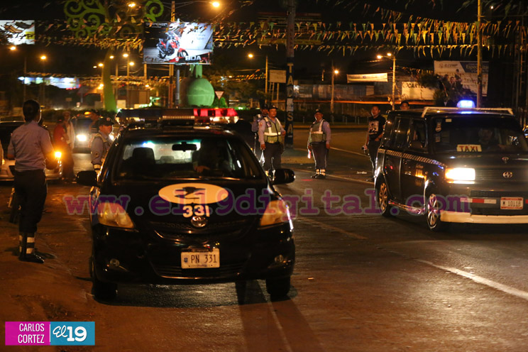 Policía Nacional en función de la seguridad vial nocturna en calles de Managua