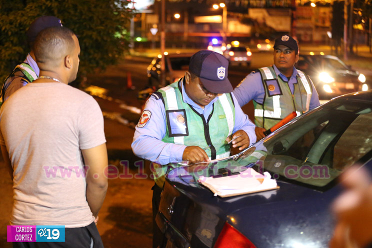 Policía Nacional en función de la seguridad vial nocturna en calles de Managua