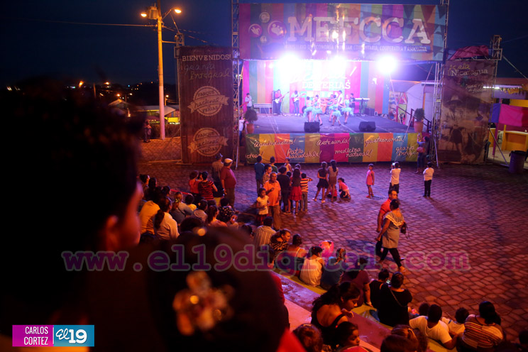 Familias endulzan su fin de semana en Feria de la Miel